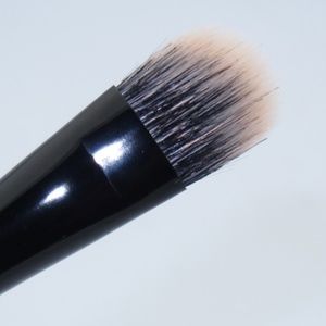 M.A.C. 282SE BRUSH FROM THE PRIMPED OUT FABULOUSNESS HOLIDAY COLLECTION
